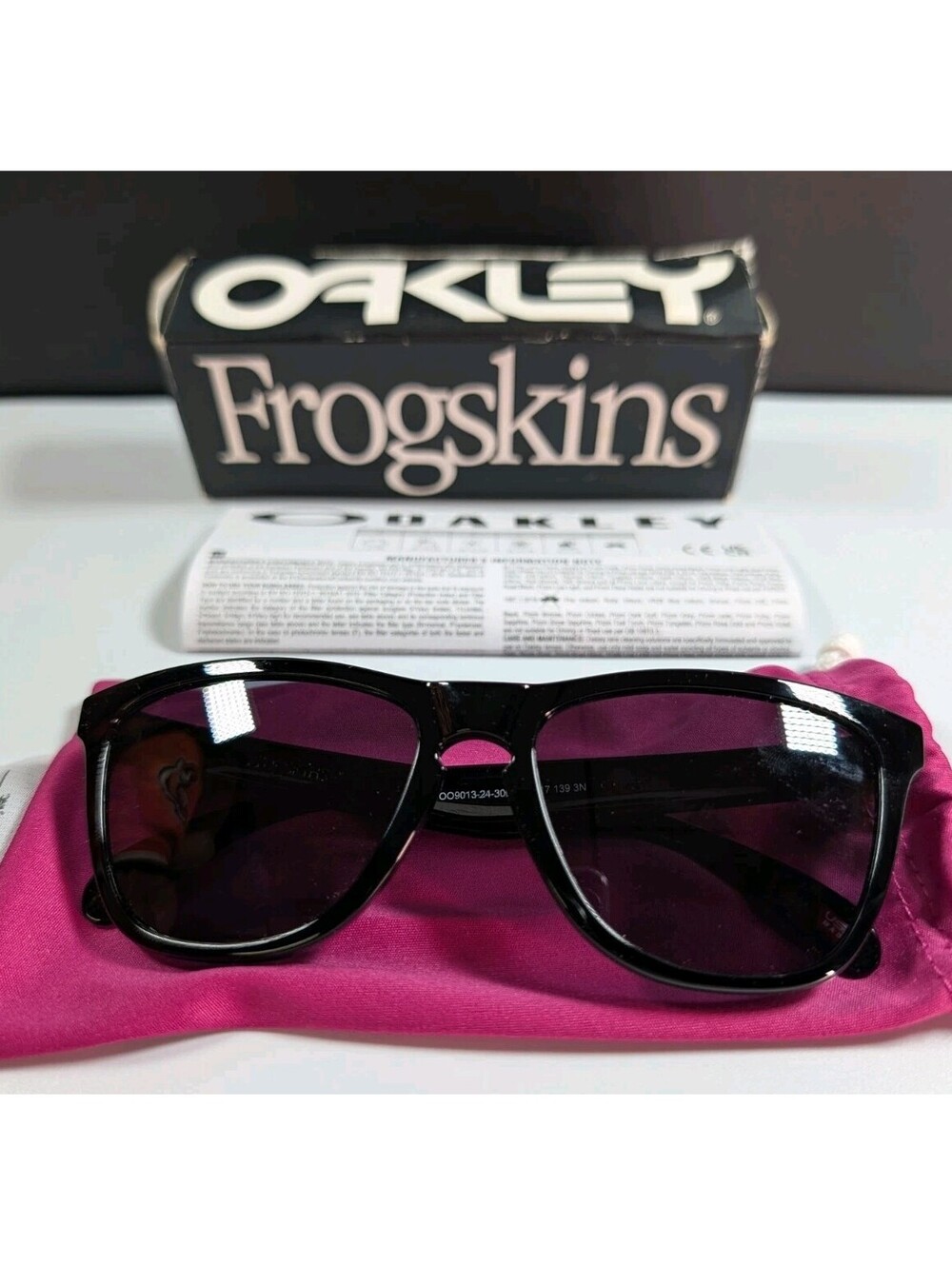 Oakley Unisex Black Frogskins Sunglasses OO9013 24 306 Grey Lens Box Pouch Retro
